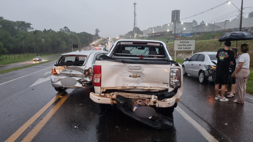 Seis carros se envolvem em colisão na BR-277 em Cascavel