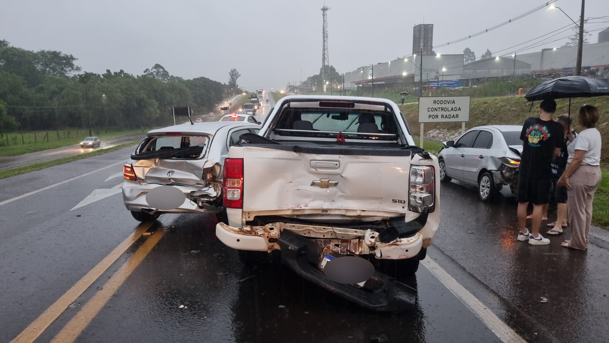 Seis carros se envolvem em colisão na BR-277 em Cascavel Seis carros se envolvem em colisão na BR-277 em Cascavel