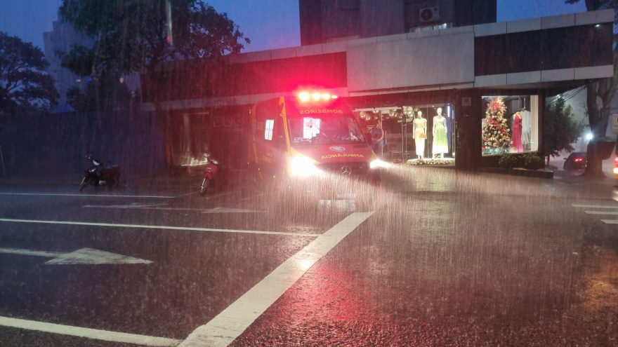 Mulher cai de moto e fica ferida no Centro de Cascavel