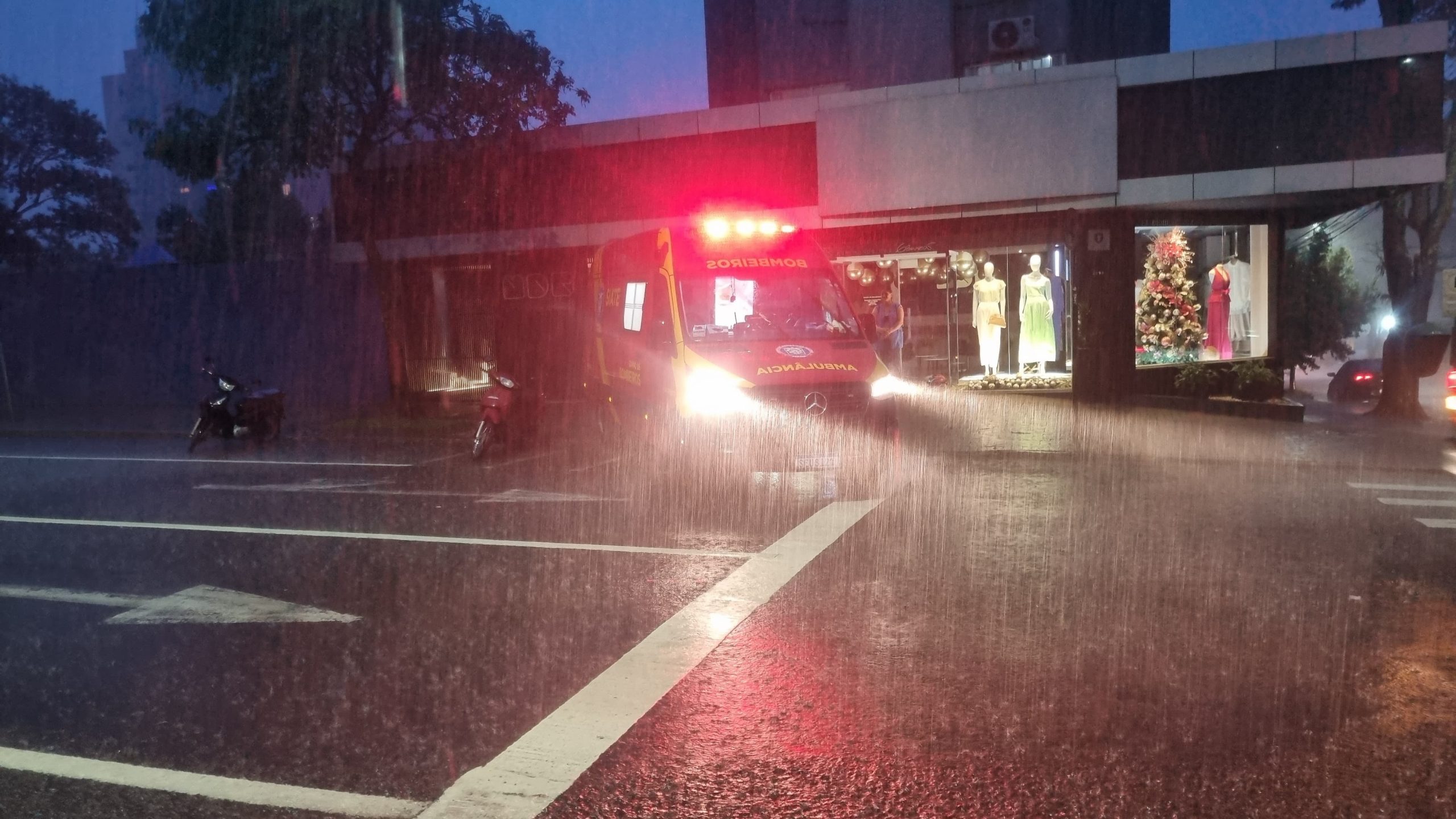 Mulher cai de moto e fica ferida no Centro de Cascavel Mulher cai de moto e fica ferida no Centro de Cascavel