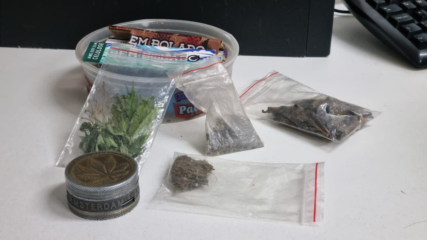Casal é detido por uso de maconha na frente dos filhos em Braganey