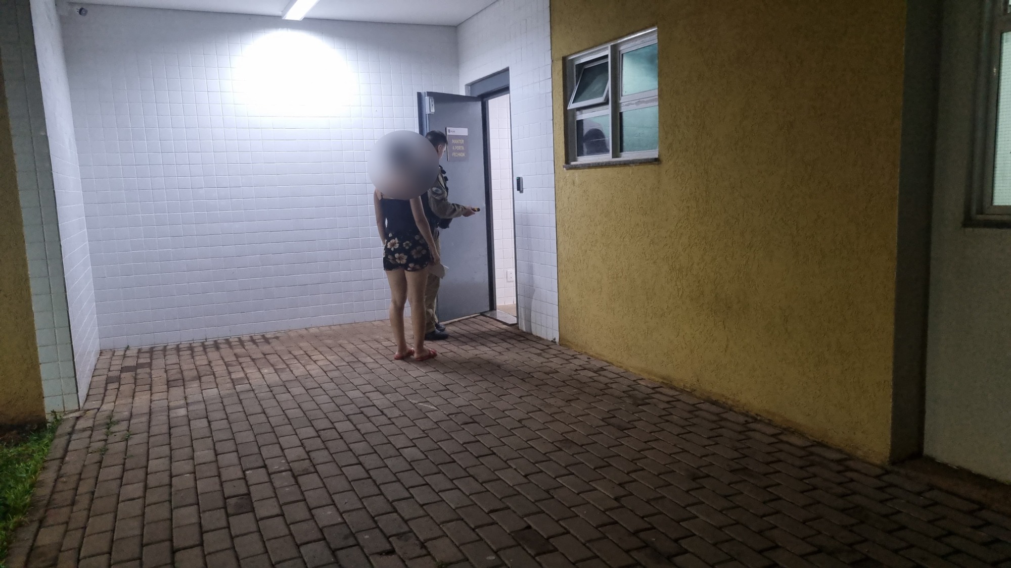Mulher vai atrás do ex, encontra ele com outra e furiosa, ataca o homem com estilete Mulher vai atrás do ex, encontra ele com outra e furiosa, ataca o homem com estilete