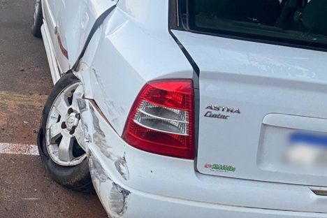 Imagem referente a Condutor embriagado bate em carro estacionado e filho de 6 anos fica ferido