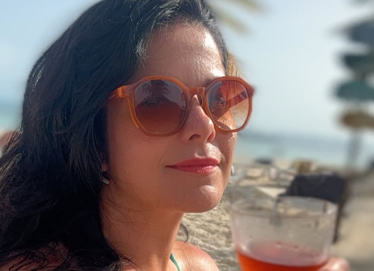 Samara Felippo dá detalhes de relacionamento aberto com humorista
