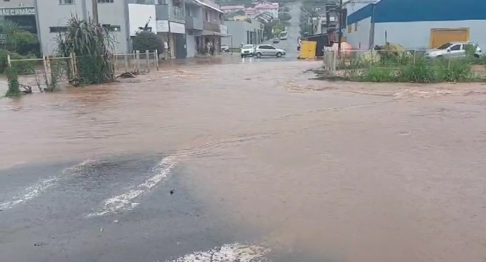 Chuva intensa causa alagamentos e transtornos em Francisco Beltrão