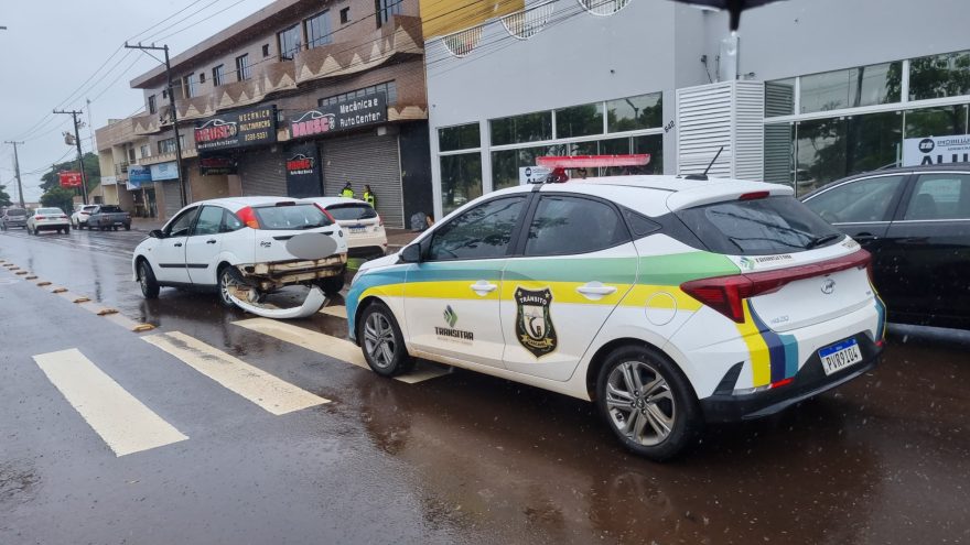 Condutor abandona veículo Focus após acidente com Tucson na Avenida Barão do Rio Branco