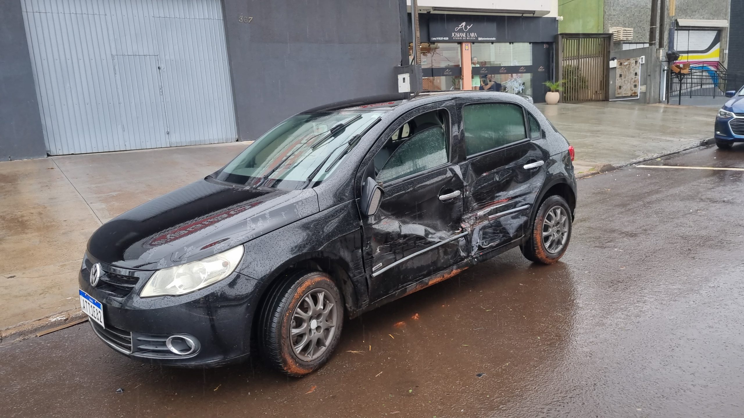 Gol e Saveiro se envolvem em colisão na Av. Rocha Pombo