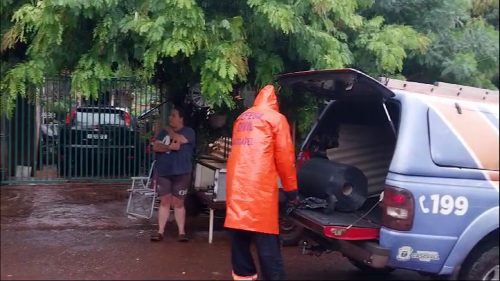 Imagem referente a Defesa Civil em ação: 18 chamados para entrega de lonas após chuva intensa em Cascavel