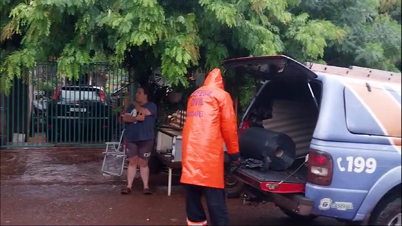 Defesa Civil em ação: 18 chamados para entrega de lonas após chuva intensa em Cascavel Defesa Civil em ação: 18 chamados para entrega de lonas após chuva intensa em Cascavel