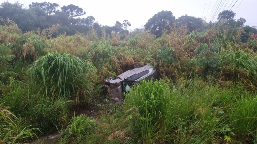 Veículo Creta capota na PRc-467 e carro para em área verde; condutora fica ferida
