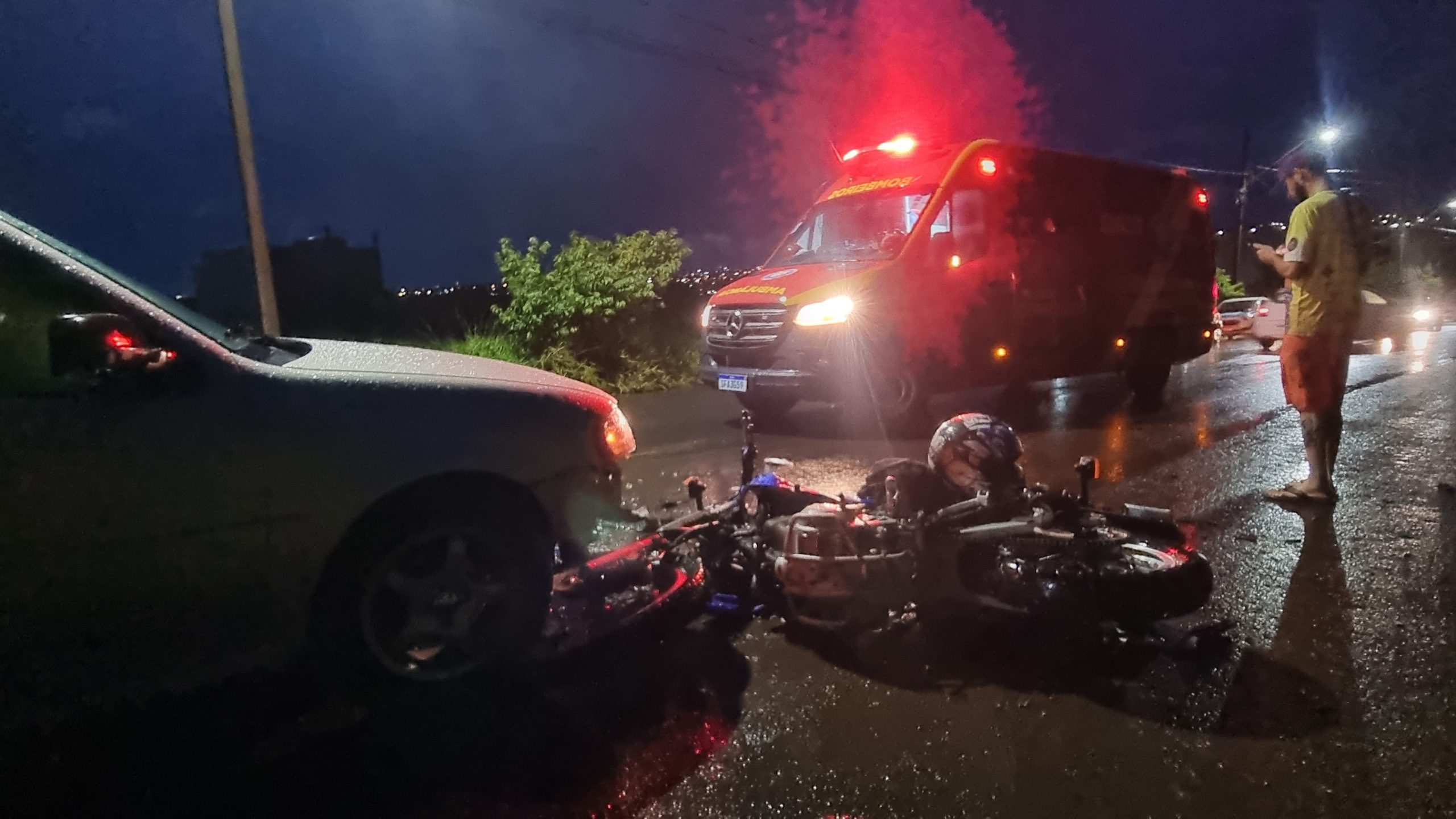 Homem sofre ferimento grave no braço após acidente entre carro e moto no Belmonte Homem sofre ferimento grave no braço após acidente entre carro e moto no Belmonte