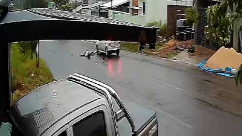 Imagem referente a Imagem flagra acidente entre carro e moto na Rua Altemar Dutra Leste