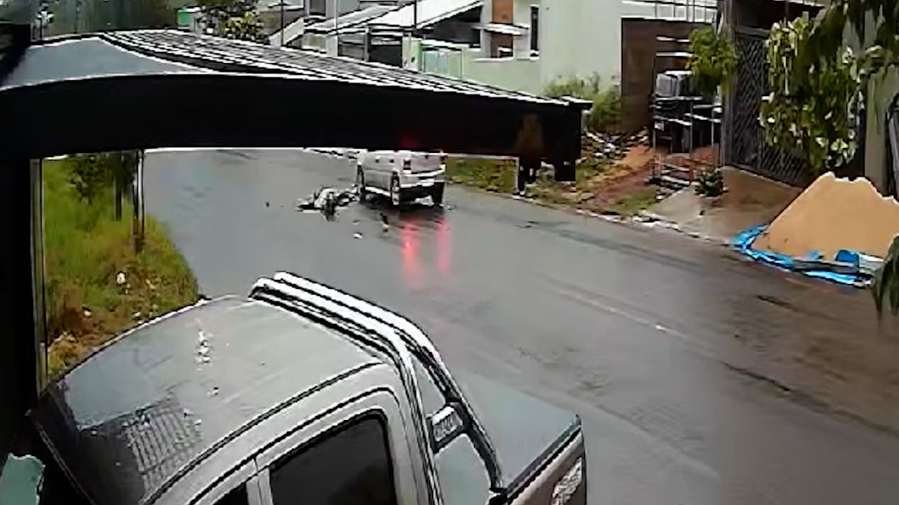 Imagem flagra acidente entre carro e moto na Rua Altemar Dutra Leste Imagem flagra acidente entre carro e moto na Rua Altemar Dutra Leste