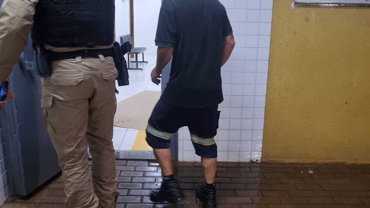Homem é preso por dirigir embriagado e se envolver em acidente Homem é preso por dirigir embriagado e se envolver em acidente