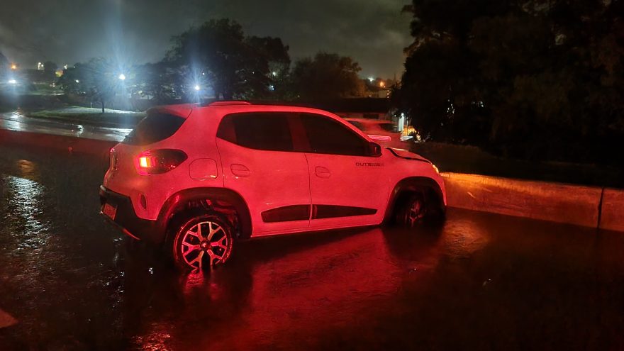 Carro bate contra mureta na PRc-467 em Cascavel