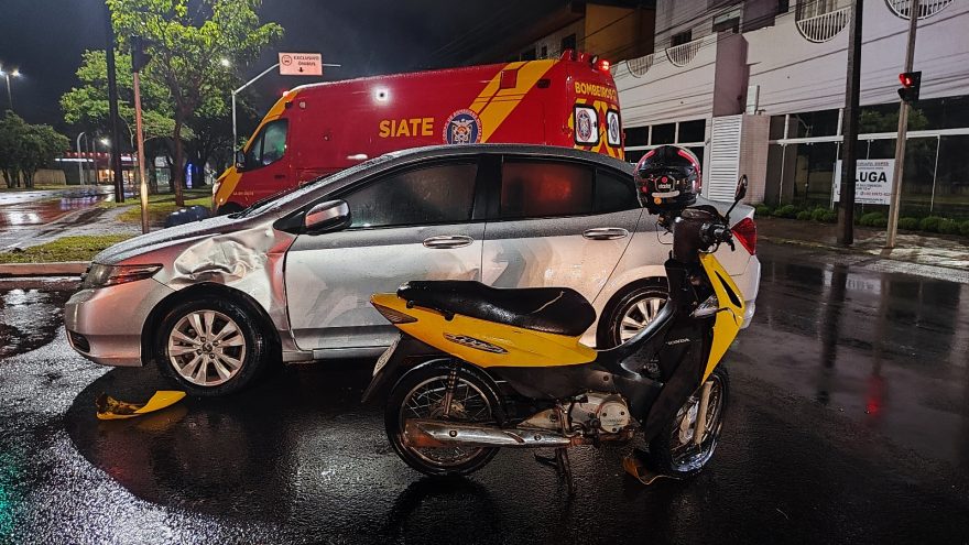 Motociclista fratura o fêmur após colisão com Honda City no São Cristóvão