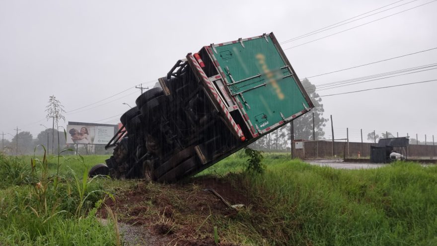 Motorista perde o controle e tomba caminhão na BR-163, em Cascavel