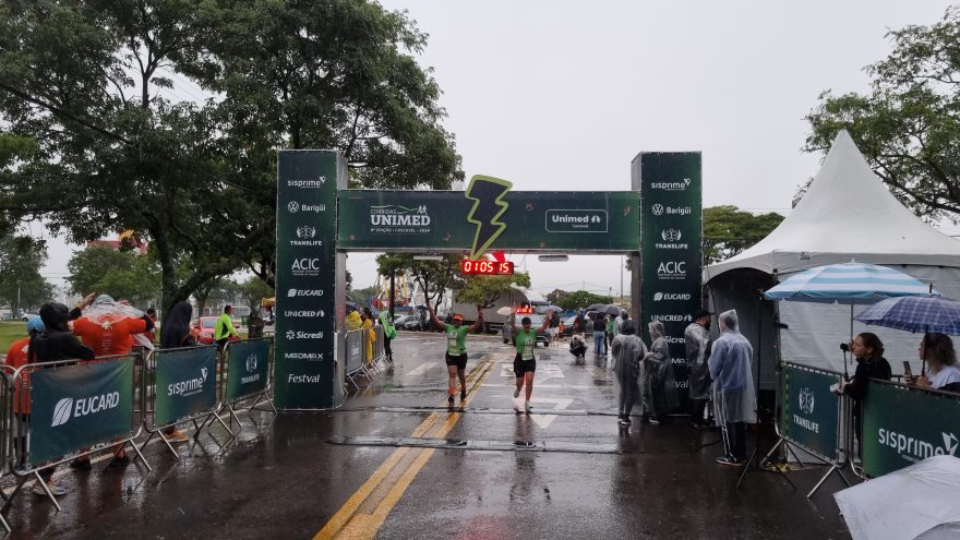 Atletas enfrentam chuva e participam de corrida de rua em Cascavel