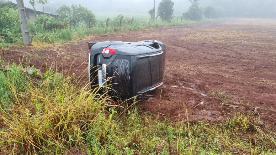 Duster capota e para tombada em área de barro na BR-277, em Cascavel