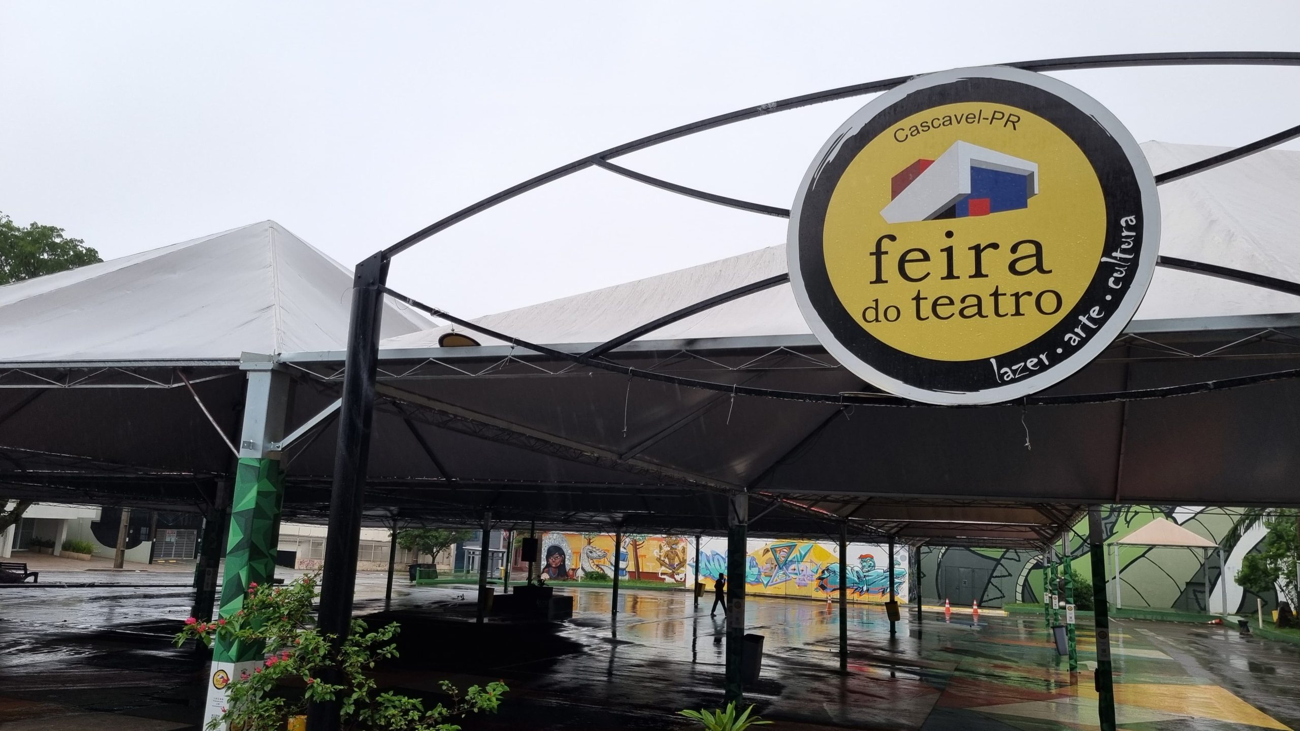 Chuva forte cancela Feira do Teatro deste Domingo em Cascavel
