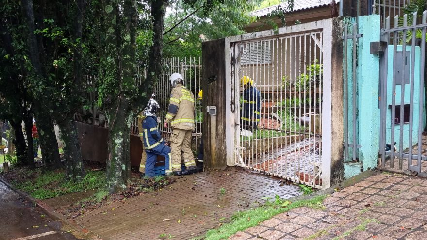 Bombeiros são acionados após princípio de incêndio em casa invadida no Cancelli