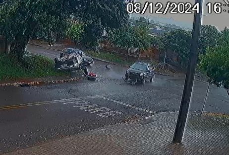 Imagem referente a Vídeo mostra carro capotando após colisão no Jardim Clarito