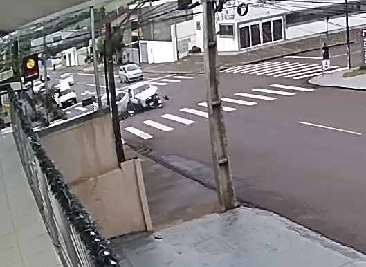 Câmera registra colisão entre Gol e Fiesta no cruzamento das ruas Manaus e Jorge Lacerda