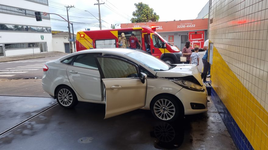 Gol e Fiesta se envolvem em forte colisão no cruzamento das Ruas Manaus e Jorge Lacerda