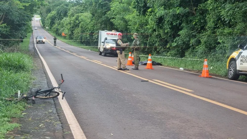 Grave: Carro aquaplana, atropela e mata ciclista; Veículo ainda capotou