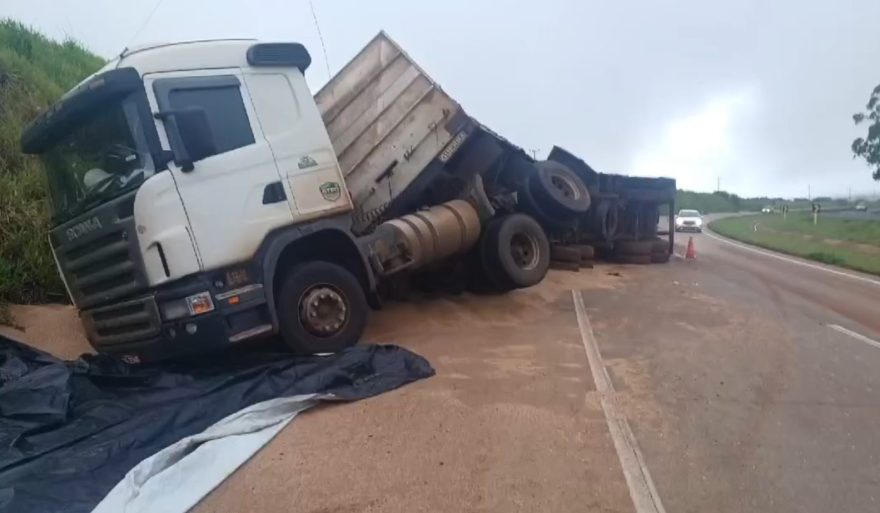 Carreta tomba e deixa BR-163 parcialmente obstruída