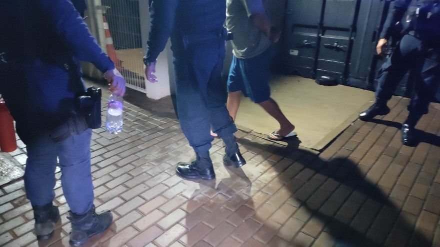 Maria da Penha: Homem é detido após empurrar a mãe, dar soco na esposa e tapa na cara de enteada