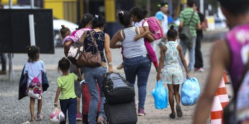 Imagem referente a Caminhos da Reportagem mostra situação de imigrantes no país