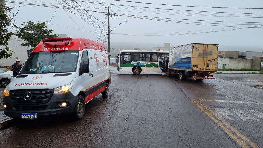 Ônibus e caminhão batem no bairro Morumbi