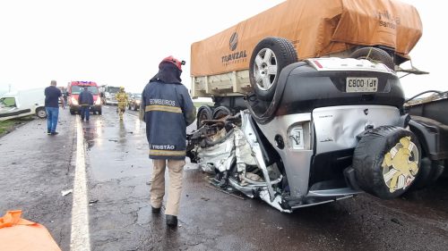 Crossfox fica destruído em gravíssimo acidente na BR-163; motorista morre Imagem referente a Crossfox fica destruído em gravíssimo acidente na BR-163; motorista morre