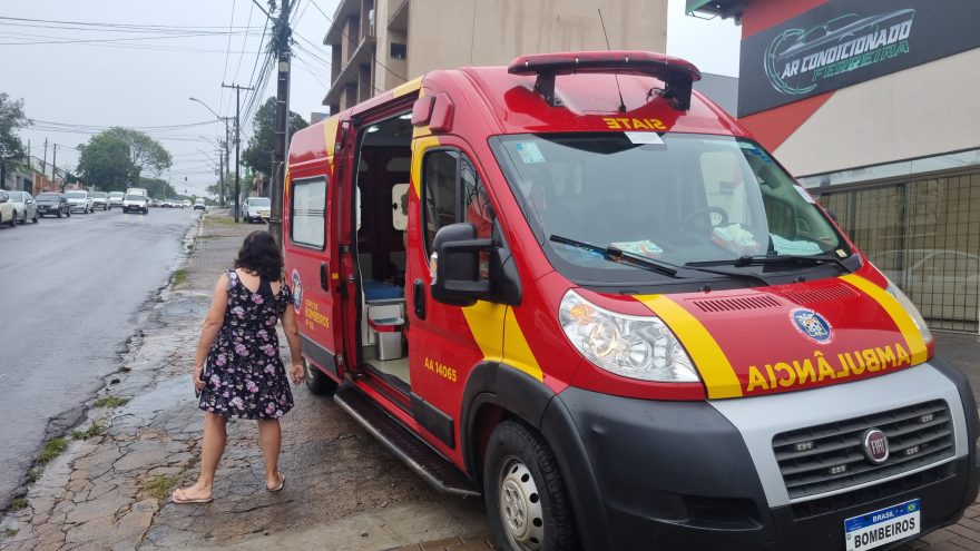Mulher ferida é socorrida pelo Siate na Rua Vitória