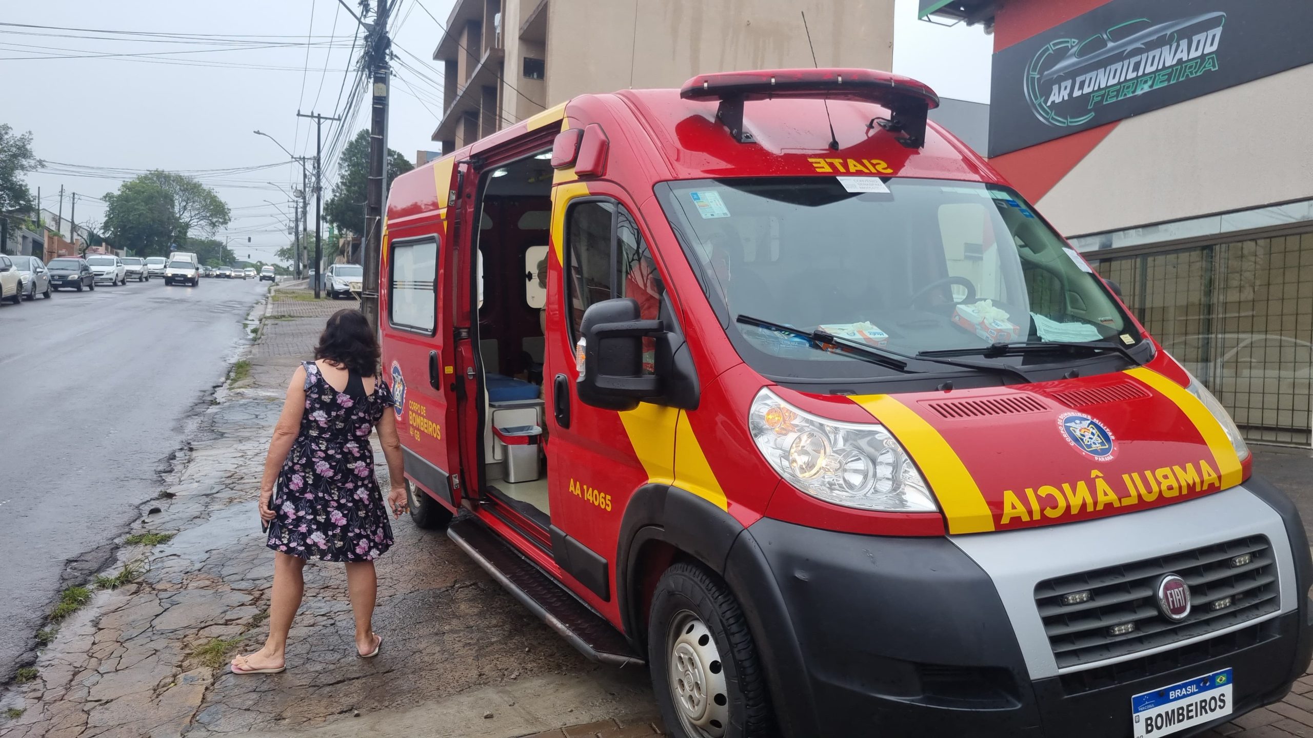 Mulher ferida é socorrida pelo Siate na Rua Vitória