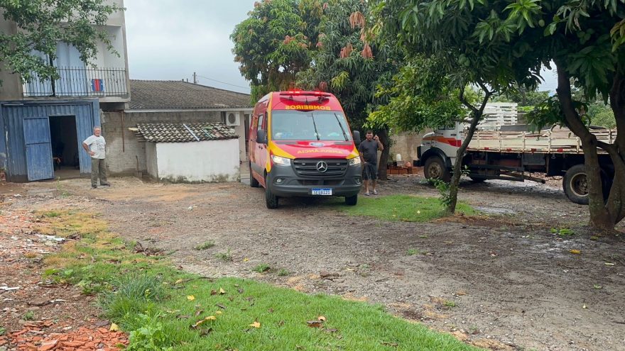 Mulher cai de escada e é socorrida pelo Siate no bairro Brasmadeira