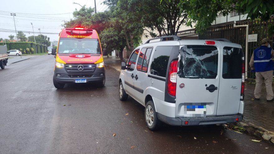 Ciclista colide contra veículo estacionado na Rua Presidente Costa e Silva