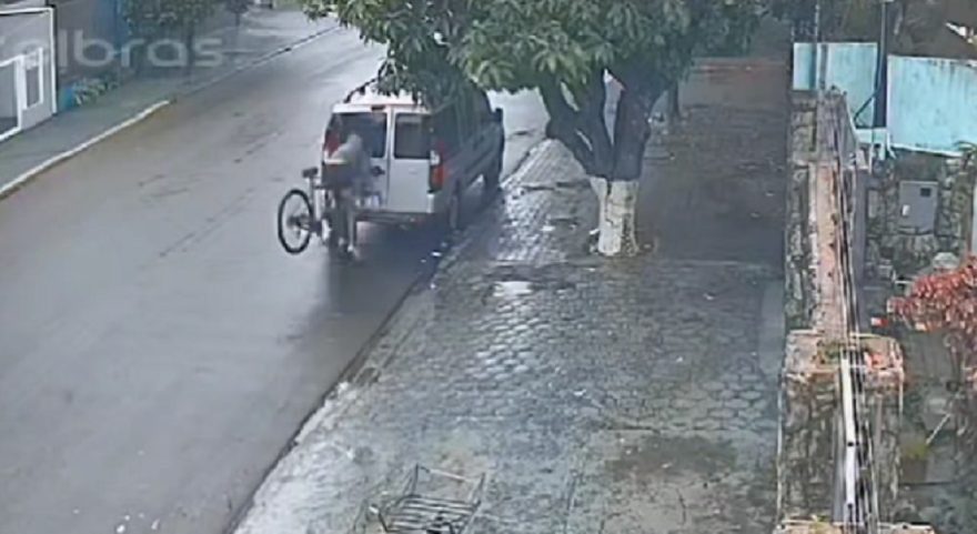 Câmera flagra acidente que deixou ciclista ferido na Rua Costa e Silva