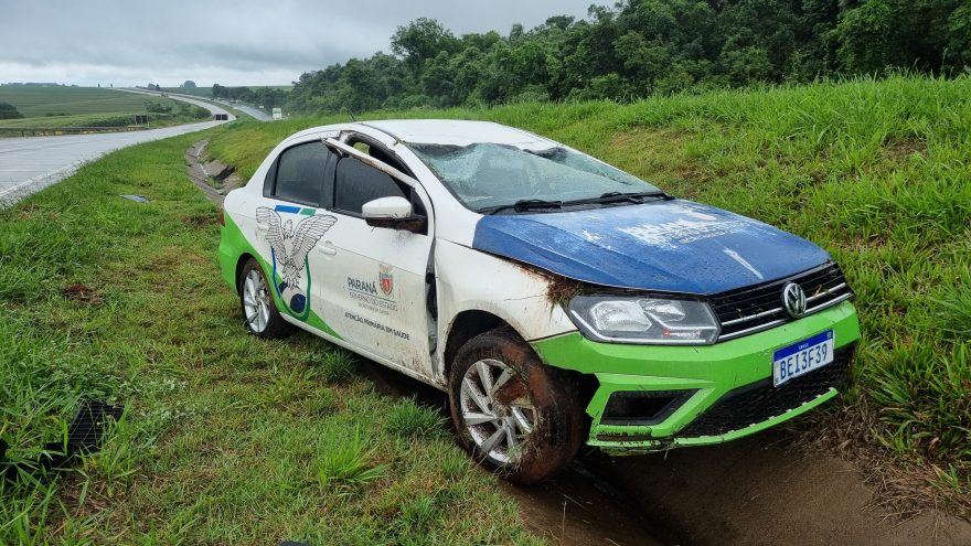Carro da Secretaria de Saúde capota na BR-163, mas não deixa feridos