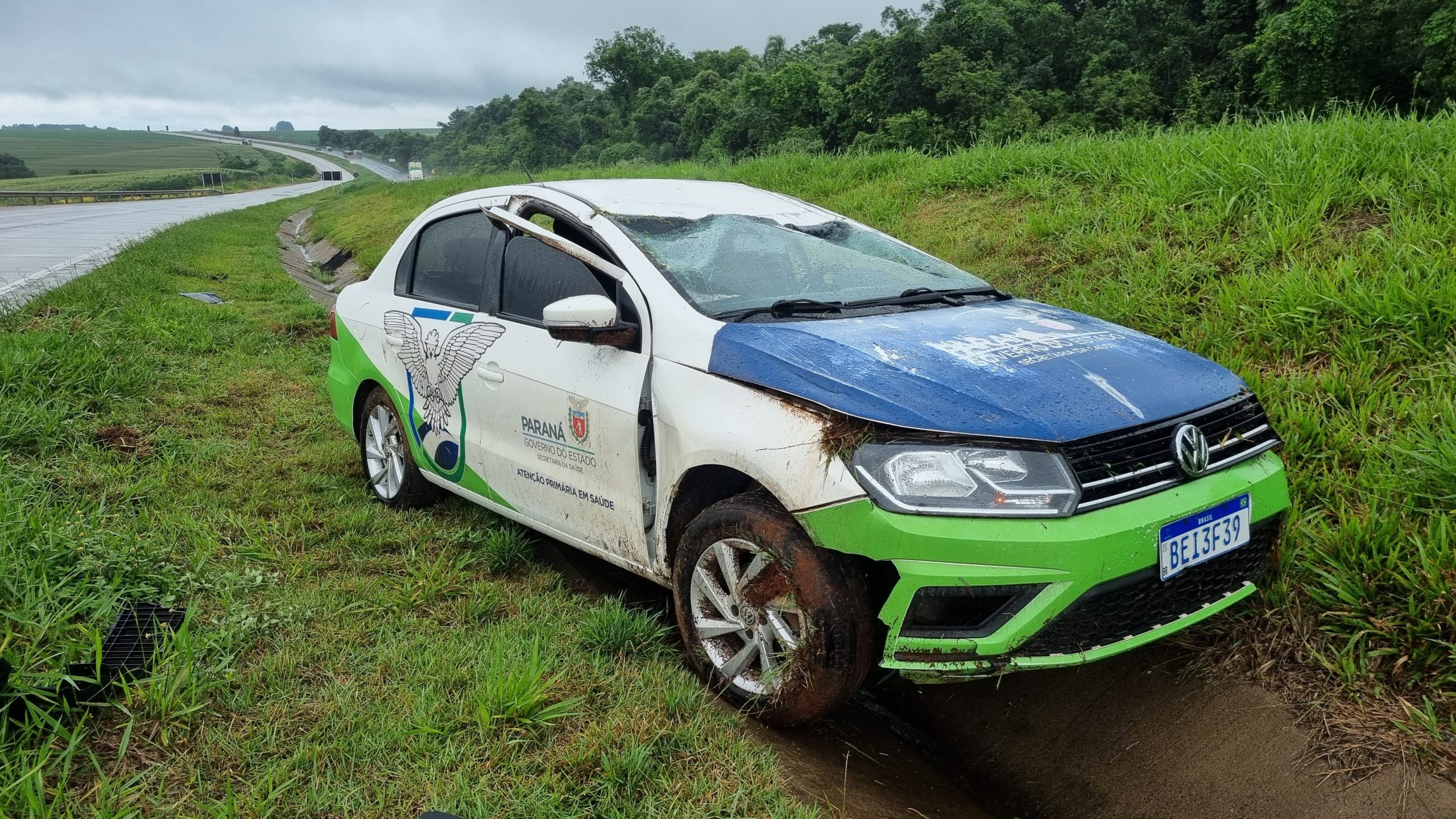 Carro da Secretaria de Saúde capota na BR-163, mas não deixa feridos