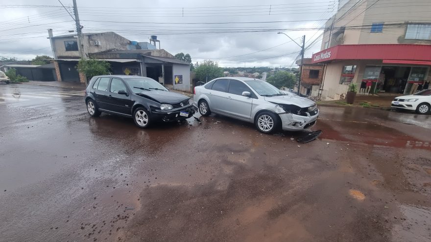 Carros se envolvem em colisão no Bairro Santa Cruz