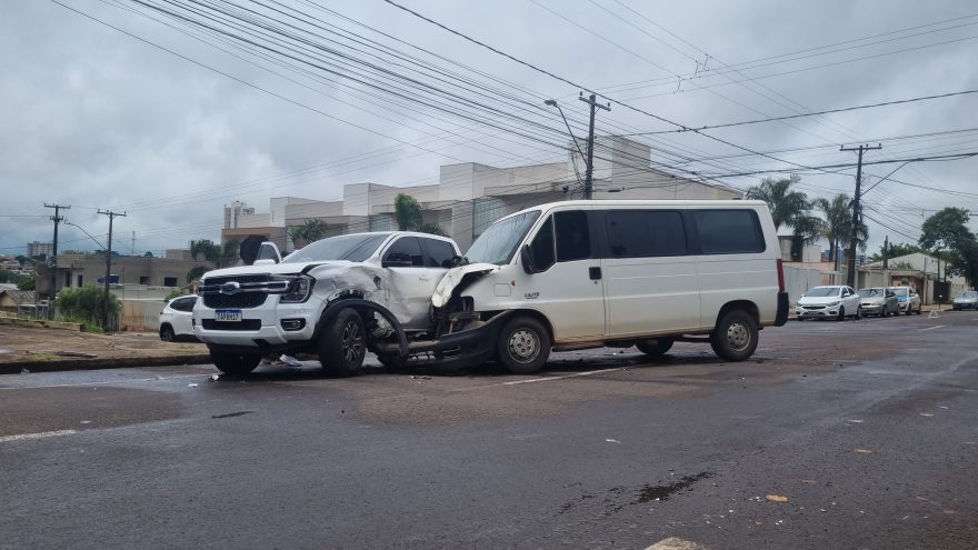 Van e caminhonete batem forte no Parque São Paulo