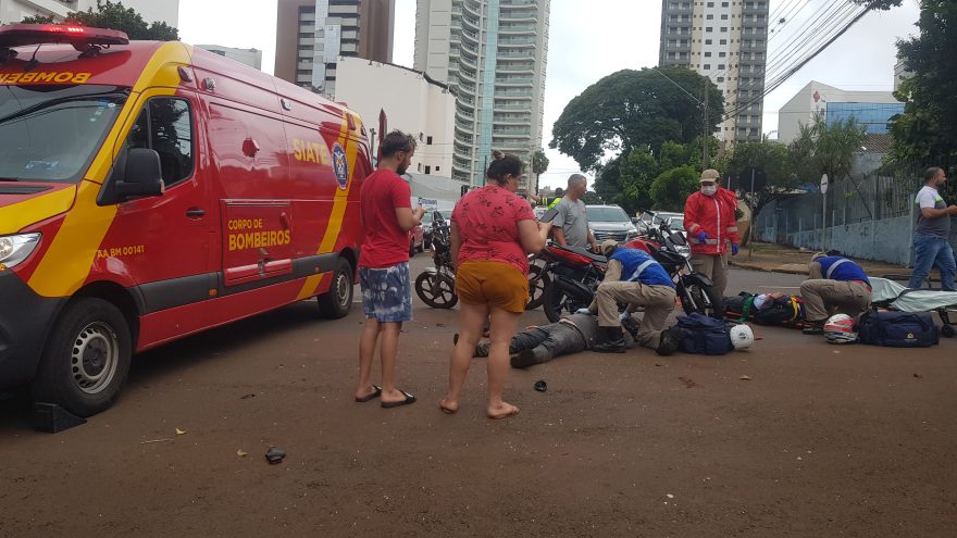 Colisão entre caminhonete e duas motos deixa motociclistas feridos no Centro