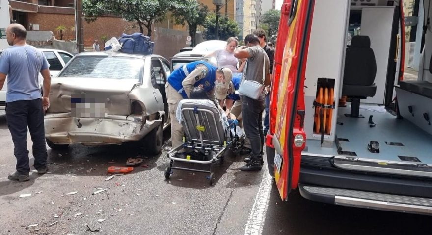 Engavetamento deixa uma mulher ferida na Rua São Paulo