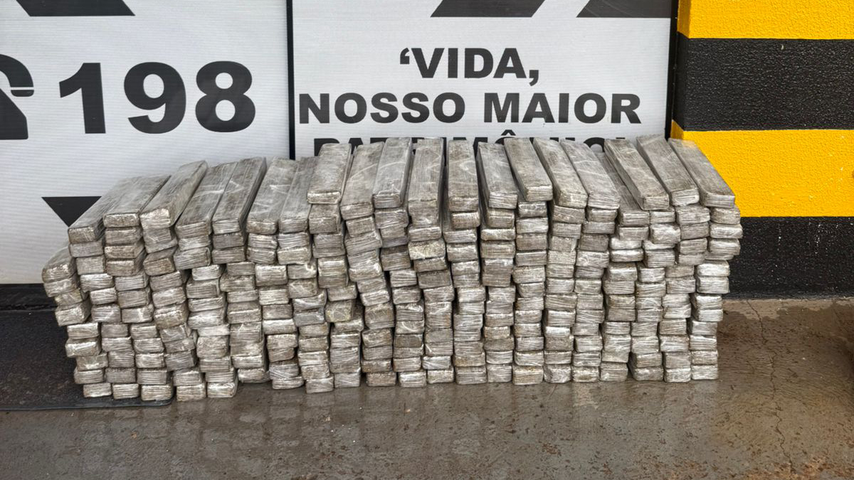BPRv apreende 185 kg de maconha em carro furtado na PR-323