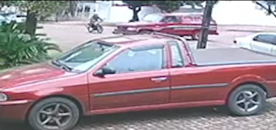 Câmera flagra acidente entre caminhonete e duas motocicletas na rua Antonina