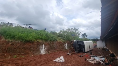 Imagem referente a Micro-ônibus capota e deixa 11 vítimas em Céu Azul