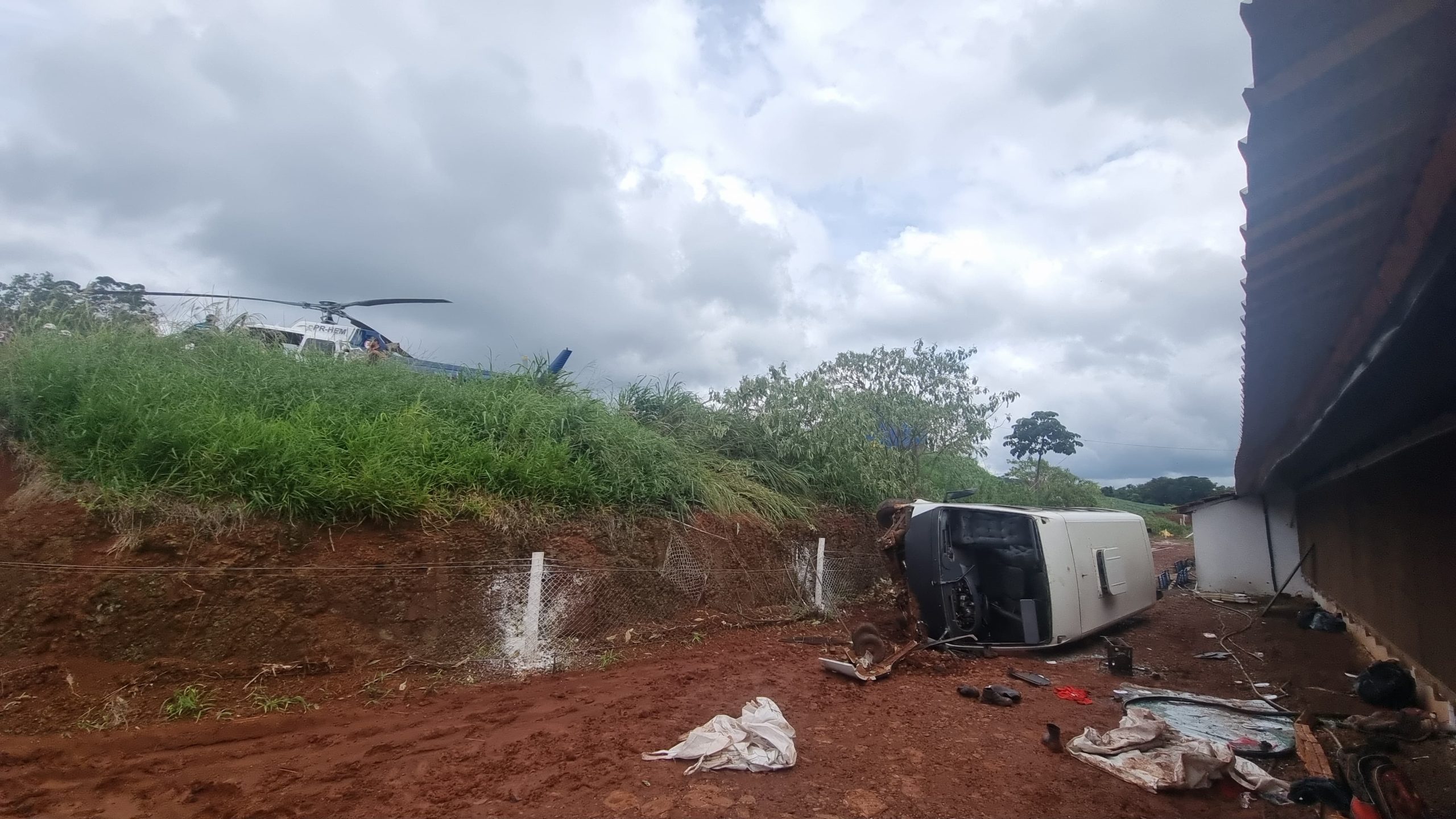Micro-ônibus capota e deixa 11 vítimas em Céu Azul