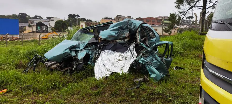 Motorista morre após colisão frontal com caminhão na PR-418